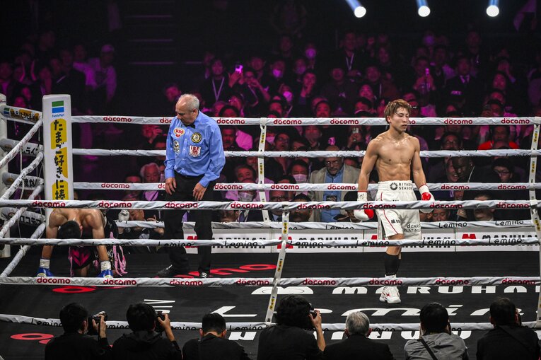 キャンバスに両手をつくキム・イェジュンと、勝利を確信した井上尚弥（6枚目／全6枚） ／ photograph by Takuya Sugiyama