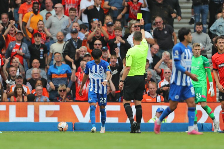 前半43分、アウェイサポーターのいるスタンドにボールを蹴り入れ、警告を受ける　©AFLO