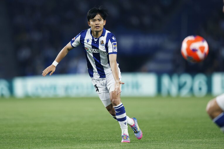 「それファウルだから」PKの笛は鳴らず…“久保建英が倒された写真”がダービー翌日、現地紙一面に「クボ対策は反則かスレスレしかない」雄弁な証拠(8)