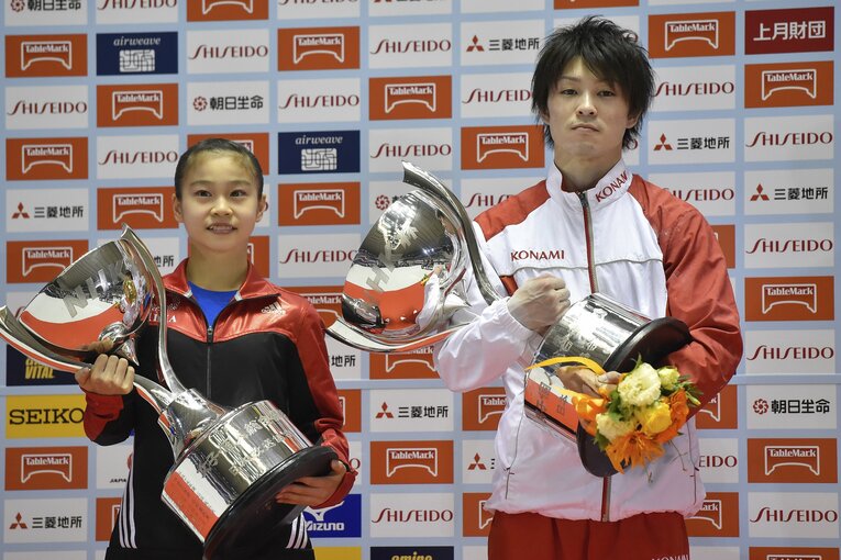 2015年のNHK杯優勝で内村航平と　©Getty Images