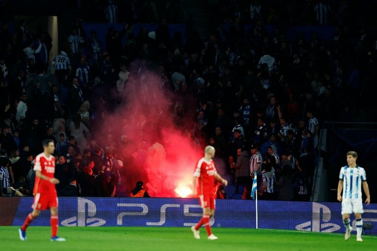 1階席に落ちた発煙筒　©Daisuke Nakashima