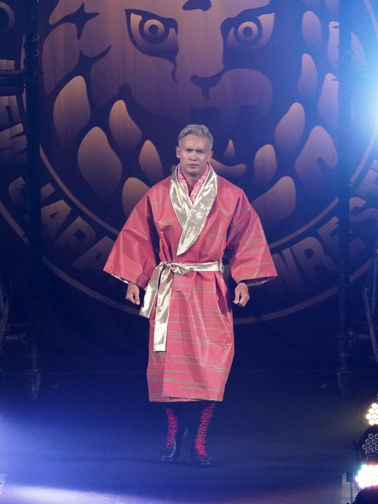 7月16日の『G1 CLIMAX』開幕戦。新調した赤いガウンで入場したオカダ・カズチカ