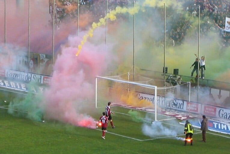 実録・無法ウルトラスに潜入（4）「殺せ！」の怒号が響くダービー。(4)