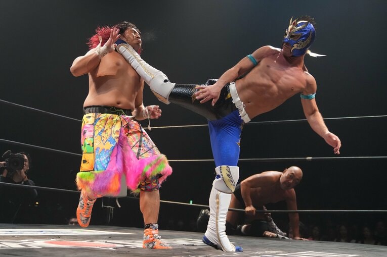 ドラゴン・リブレの蹴りを顔面に浴びる高橋ヒロム