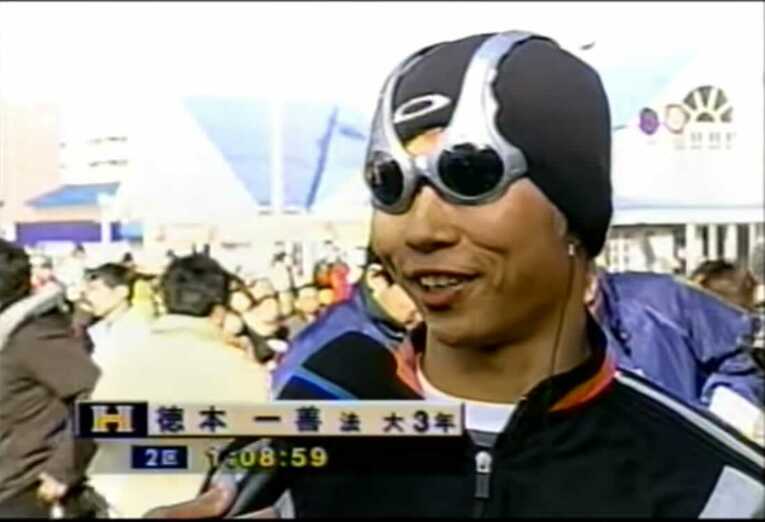 風変わりなサングラスを“装着”したままインタビューに答える徳本（当時のテレビ中継より）