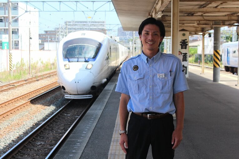 香椎駅で勤務する鈴木匡哉さん　©Katsuharu Uchida