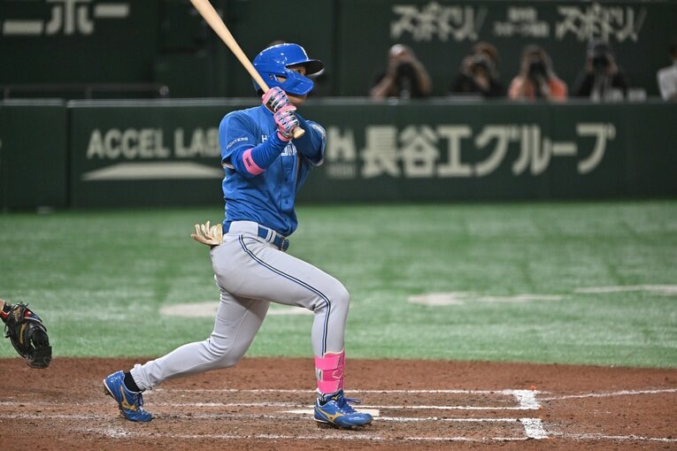 打った瞬間、確信の本塁打を放つ加藤　©Hideki Sugiyama