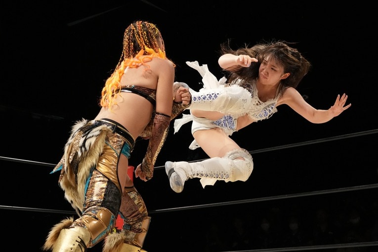 田中きずなのドロップキックを受け続けるジュリア　©Essei Hara