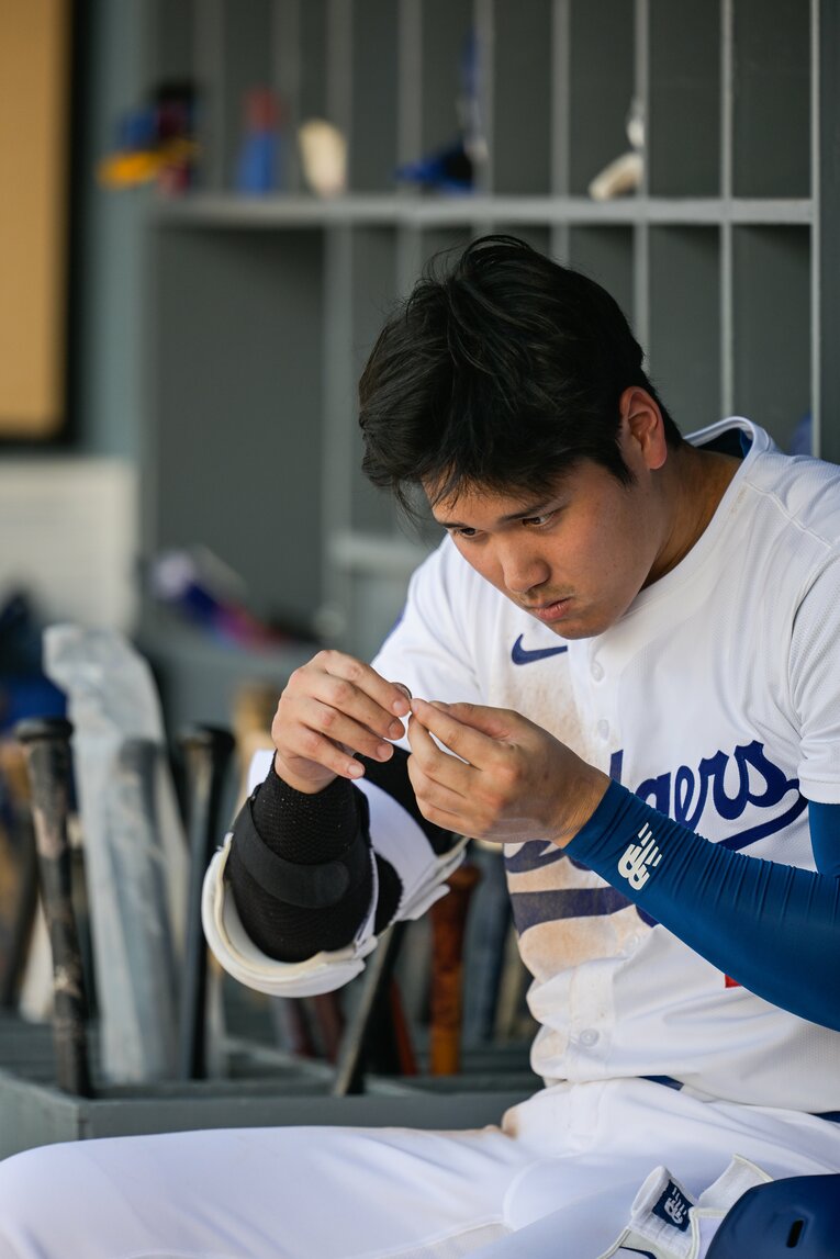 【Number撮影】爪？コンタクトレンズ？　何かを凝視している…テレビに映らないベンチでの大谷　©Nanae Suzuki