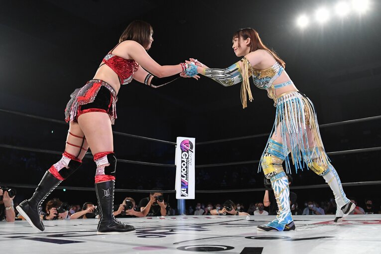 正々堂々、笑みを浮かべながら握手をする上谷沙弥とひめか