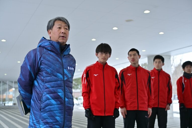 陸上部を指導する水原監督。もともとは短距離競技出身　©Hideki Sugiyama