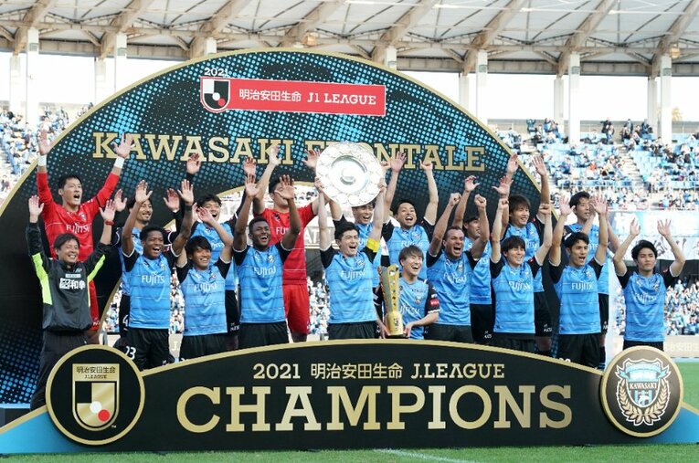 優勝シャーレを掲げるキャプテンの谷口彰悟。ホーム等々力での優勝決定だけに、選手たちの喜びもひとしおだろう ／ photograph by Getty Images