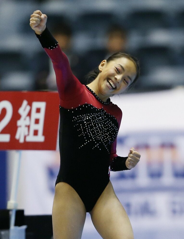 2012年の全日本体操でガッツポーズを作る村上茉愛　©JIJI PRESS