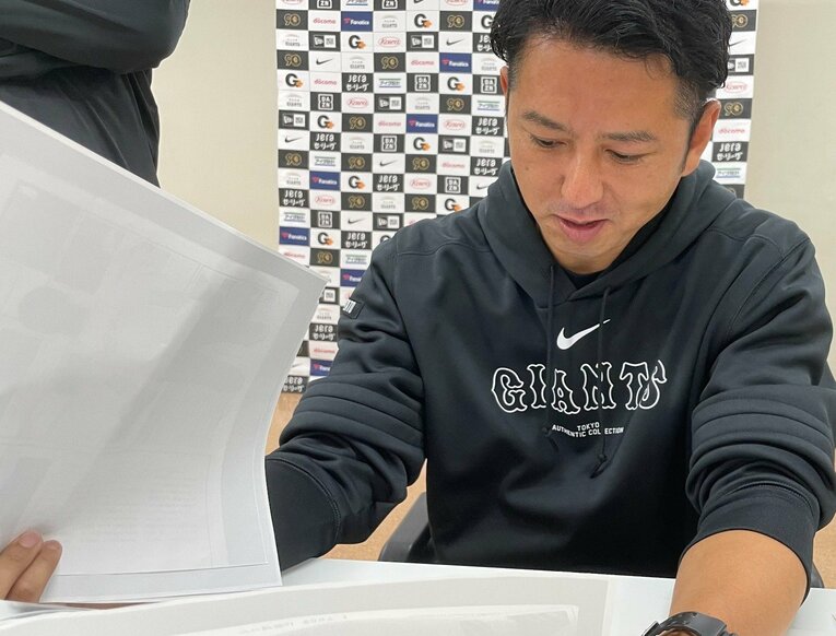 記憶が蘇ったのか、当時の資料を熱心に見返す中里。「これ、持って帰ってもいいですか？」と懐かしんでいた