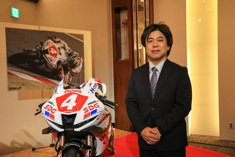 今季、通算100章を達成したハルク・プロのイベントに参加した東　©Satoshi Endo