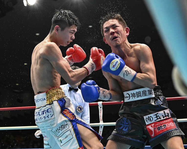 日本フライ級王座決定戦で中谷潤人の右アッパーを浴びる望月直樹　©Hiroaki Finito Yamaguchi