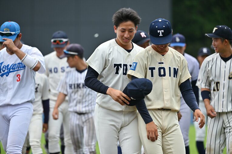 同じ左腕同士、仲が良い細野（東洋大）と古謝　©Hideki Sugiyama