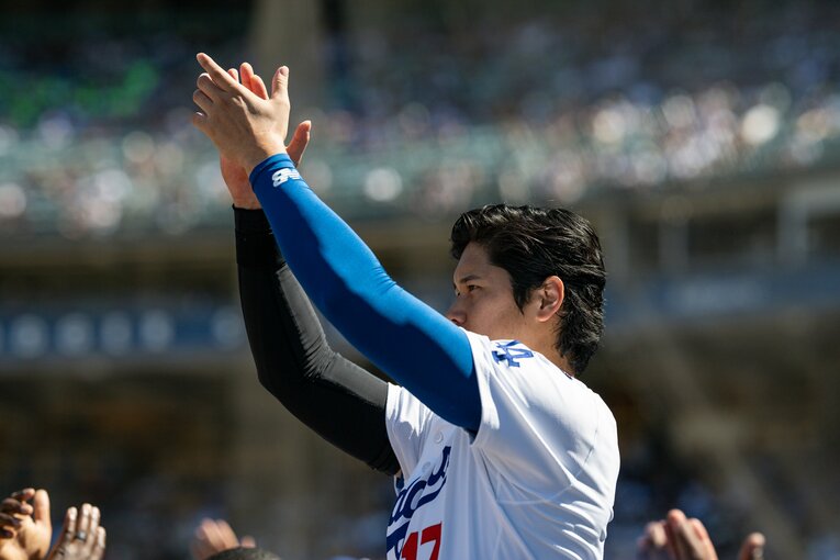 【Numberカメラマンが激写・大谷翔平の愛される日常2025年7月版：全100枚超】ベンチでの珍しい表情　©Nanae Suzuki