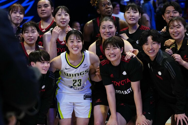 トヨタ自動車アンテロープスとのプレシーズンマッチ後、集合写真に収まった山本麻衣　©︎toyota_antelopes