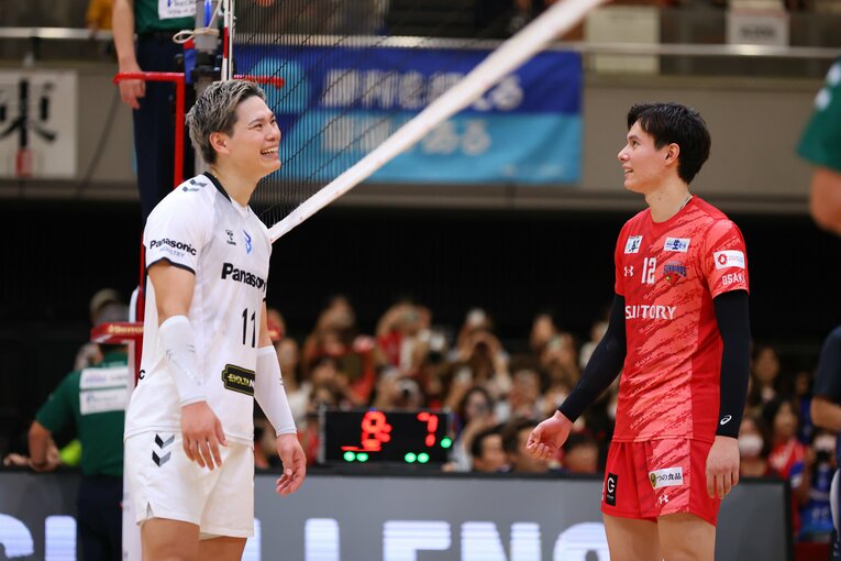 開幕戦から3日後、サントリーサンバーズ大阪の本拠地エディオンアリーナ大阪で再び対戦。西田有志と高橋藍はこの日も、ネット越しに言葉をかわしていた　©︎SV.LEAGUE