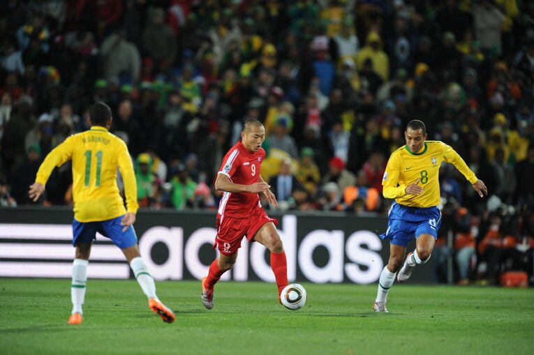 2010年南アフリカW杯。ブラジル戦でドリブル突破を試みる鄭大世　©JMPA