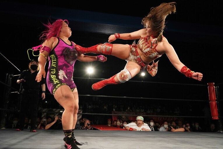 スピーディーなドロップキック