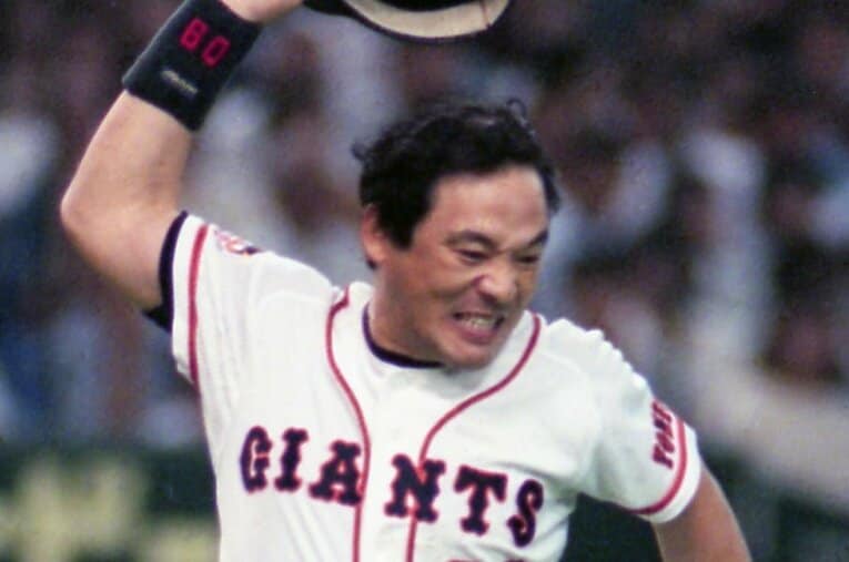 1994年8月10日。斎藤隆（横浜）のデッドボールに怒り、ヘルメットを叩きつける落合博満40歳 ／ photograph by KYODO