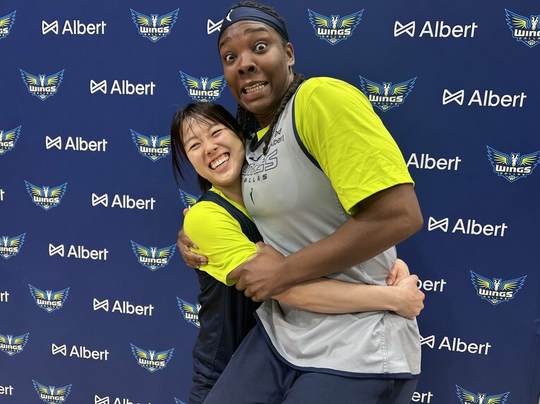 小柄な山本に抱き抱えられ、185cmのハインズ・アレン（右）もこの表情　©︎toyota_antelopes