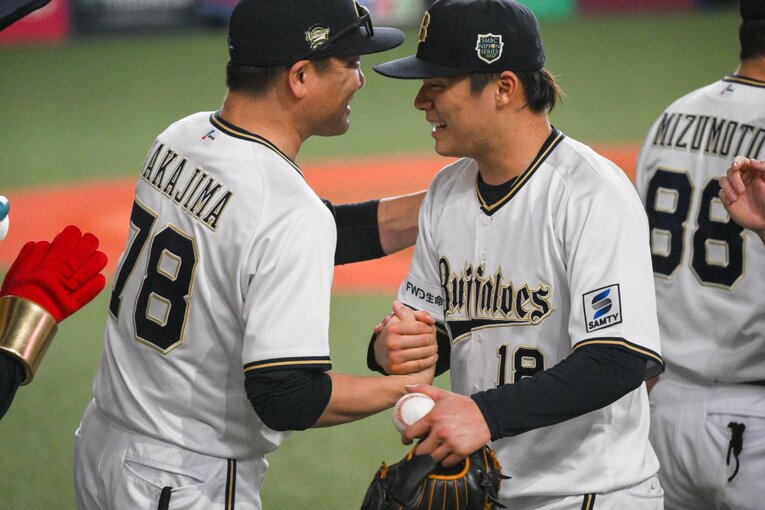 中嶋監督と握手をかわす山本由伸　©︎Nanae Suzuki