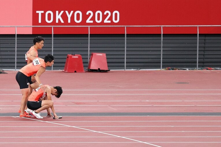 呆然とする多田と山縣に駆け寄った桐生　©Getty Images