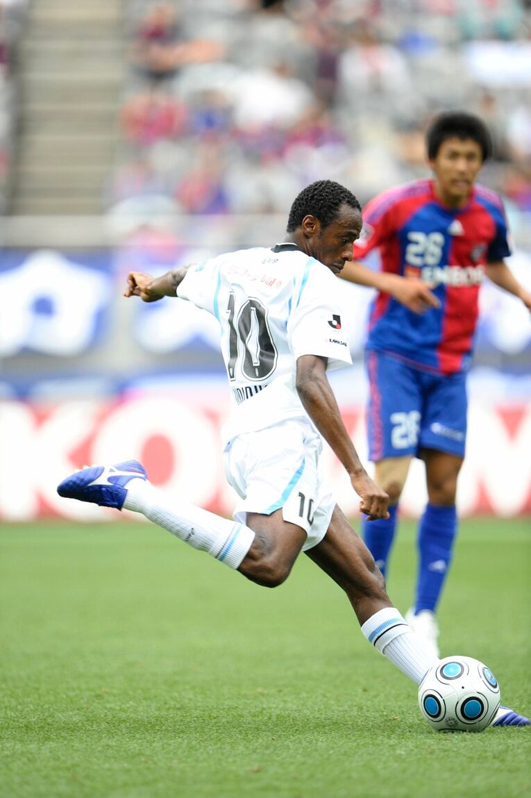 2009年、シュートを放つジュニーニョ…写真はまだまだ続きます　　©Toshiya Kondo