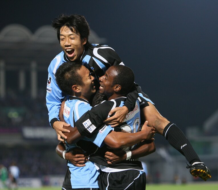 09年、ジュニーニョ、鄭大世と喜び合う中村憲剛　©JIJI PRESS