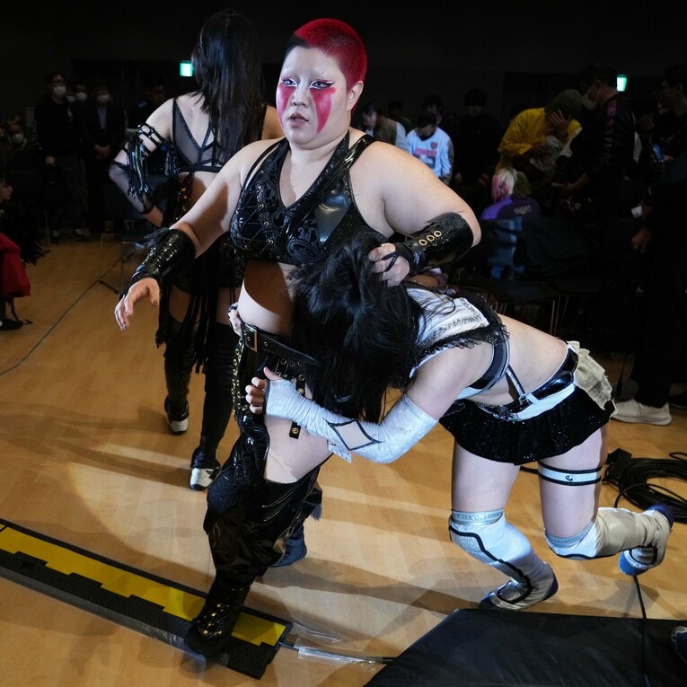 玖麗さやかを引きずり回す刀羅ナツコ　©Essei Hara