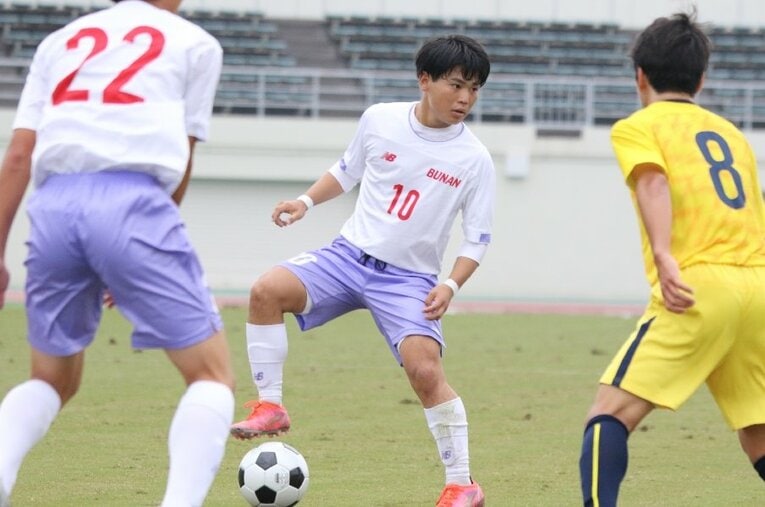 惜しくも県予選で敗れ、100回大会への出場を逃した武南高校。1年生の10番MF松原史季は、伝統のユニフォームを着て国立のピッチに立つことを誓った ／ photograph by Takahito Ando