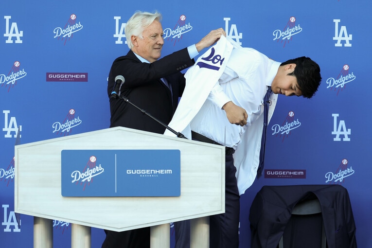 オーナーが手伝うも、着替えは容易ではない　©Getty Images