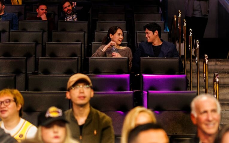 2024年12月…レイカーズ戦を観戦する大谷夫妻　©Getty Images