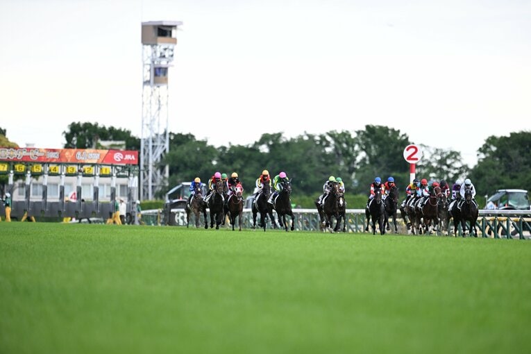 スタート後、大外枠からサトノシャイニングと武豊が内に切り込みながら先頭を伺う　©Keiji Ishikawa