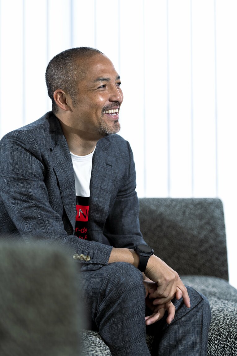 2023年、『Number』の取材に応じた小野伸二　©Takuya Sugiyama