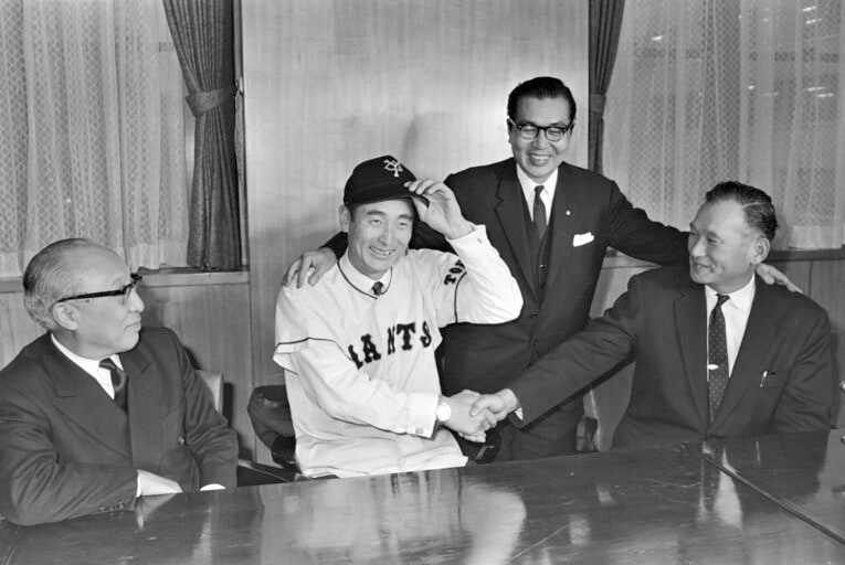 巨人に移籍が決まり川上哲治監督と握手する金田　©JIJI PRESS