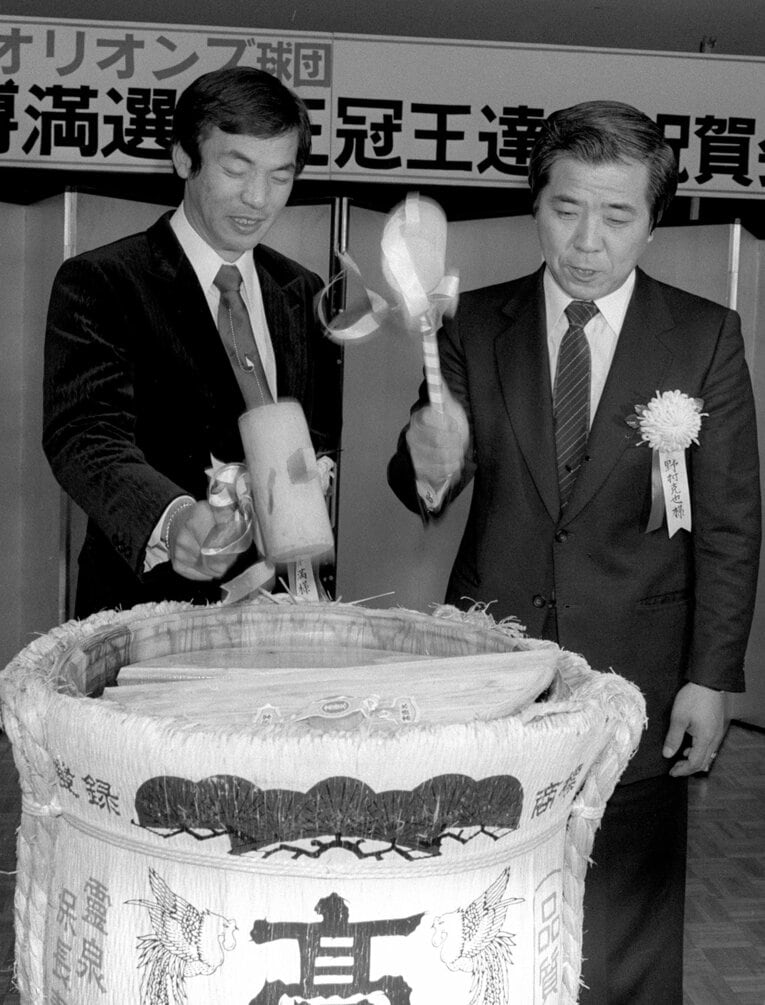 1982年、落合の三冠王祝賀会に駆けつけた野村　©Kyodo News