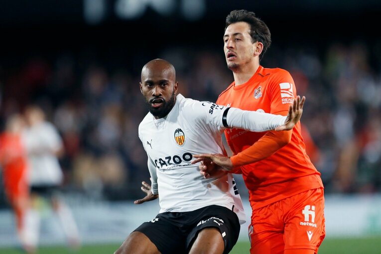 〈久保建英ソシエダ月間MVP〉敵地で憎まれるのは名が知れた証拠だが…「クボへの徹底マーク」と“1枚も撮れなかったシーン”とは(43)