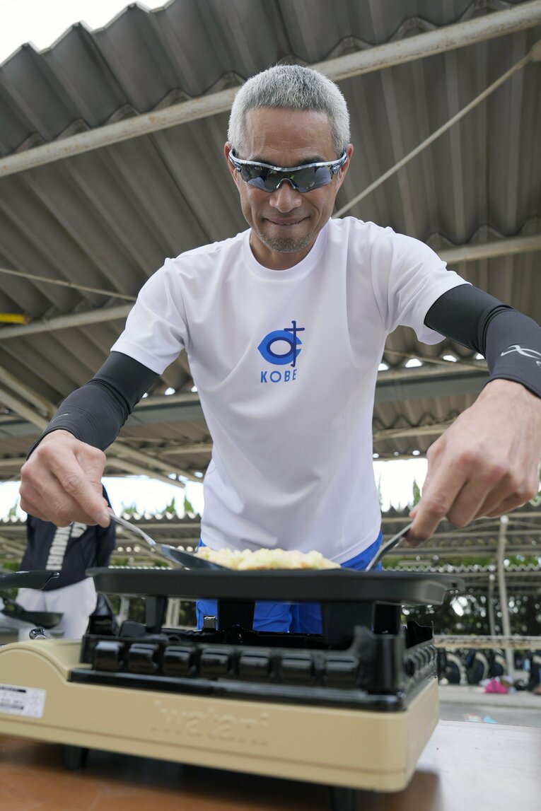大冠高校の指導の前にお好み焼きを作るイチロー氏　©︎JIJI PRESS