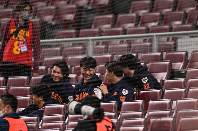 中日との合同練習の様子を写真に収める高橋宏斗　©︎Nanae Suzuki