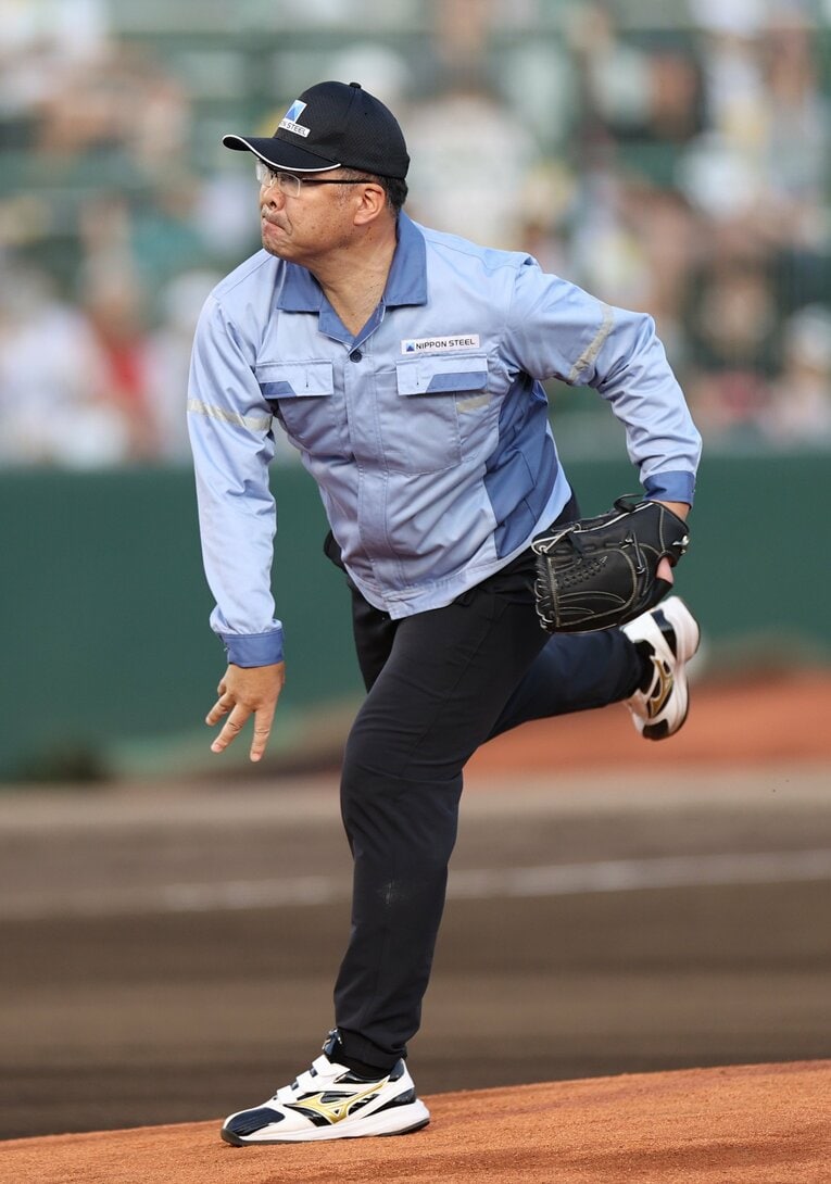 2024年6月21日、ソフトバンク対ロッテで始球式を務める森尾和貴。甲子園優勝後には地元のダイエーがドラフト指名するという報道もあった　©JIJI PRESS