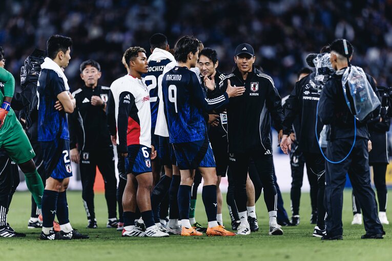 【計30枚超：“テレビに映らない”日本代表ブラジル戦歴史的初勝利】長谷部誠コーチもクールに握手…写真はまだまだ続きます　©Kiichi Matsumoto