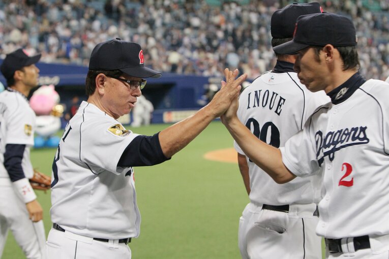 荒木とハイタッチする中日監督時代の高木守道　©JIJI PRESS