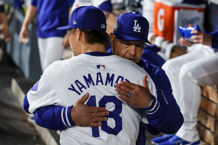 WS第2戦、好投の山本由伸をハグするロバーツ監督　©Getty Images