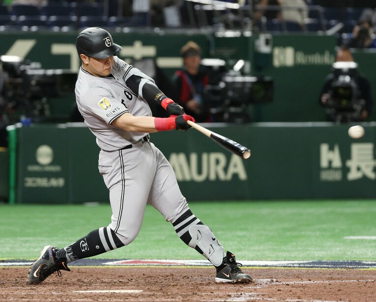 打球速度2位もNPB勢の岡本だった　©JIJI PRESS