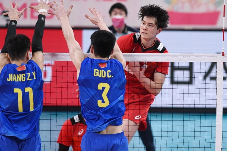 高さを誇る中国のブロックをかわすスパイクで得点を奪った　©︎Itaru Chiba