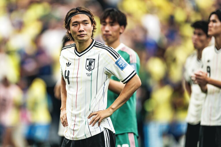 【テレビに映らなかったブラジル戦真相】試合後、涙、涙…ピッチに倒れ込む日本代表選手と励ます仲間たち。森保一監督の“痛恨の表情”も（写真は右に続きます）　©Kiichi Matsumoto/JMPA